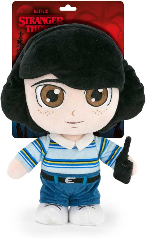 Gros plan sur la peluche Mike Stranger Things montrant les détails du visage et du tissu doux