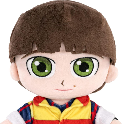 Peluche Will Stranger Things vue de profil montrant la coupe de cheveux et la tenue