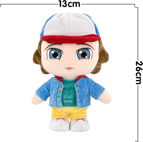 Détail des vêtements de la peluche Dustin avec casquette et tenue reconnaissable