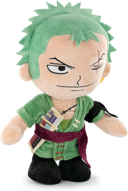 Gros plan sur le visage souriant de la peluche Roronoa Zoro et ses cheveux verts