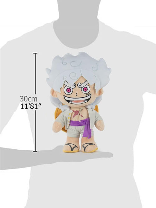 Zoom sur la matière douce de la peluche Luffy Gear 5 illustrant le tissu moelleux