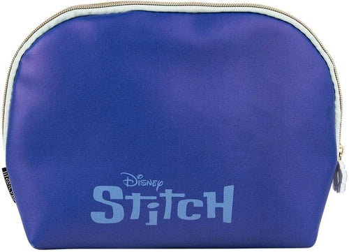Gros plan sur le motif Stitch coloré imprimé sur la trousse de toilette bleue