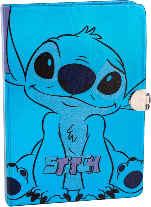 Gros plan sur la couverture rigide bleue du journal intime décorée avec Stitch