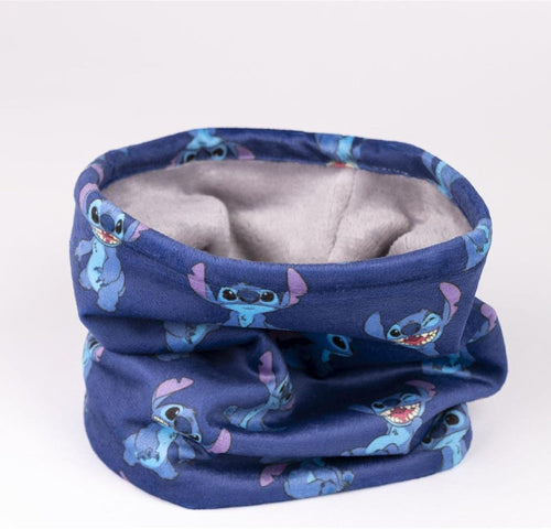 Gros plan sur le motif Stitch souriant imprimé sur le tour de cou bleu