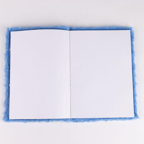 Carnet Stitch format A5 posé ouvert, pages intérieures prêtes pour notes et dessins