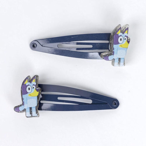 Gros plan sur les deux pinces à cheveux Bluey décorées de motifs multicolores