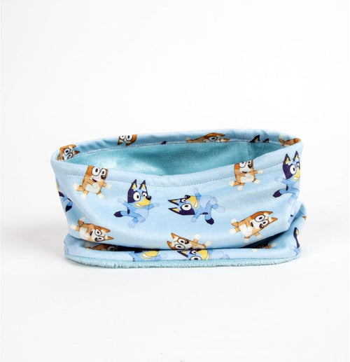 Gros plan sur le motif coloré Bluey entourée de sa famille sur le cache-cou