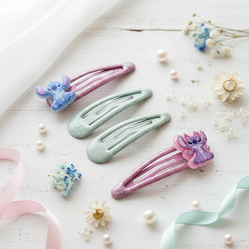 Clips cheveux Stitch aux couleurs vives posés sur un fond clair