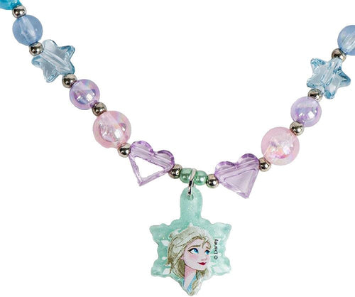 Gros plan sur le pendentif Elsa du collier La Reine des Neiges aux couleurs glacées