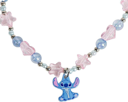 Gros plan sur le pendentif Stitch détaillé du collier pour enfant
