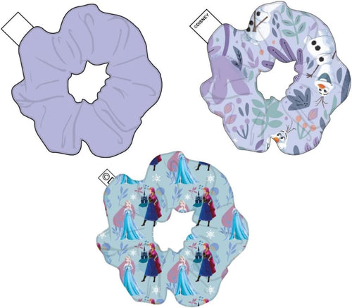 Gros plan sur un chouchou La Reine des Neiges montrant le tissu multicolore et le détail des personnages