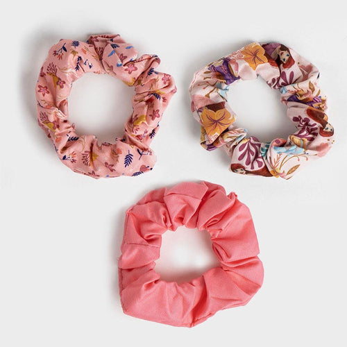 Gros plan sur un chouchou Disney Princess montrant le tissu coloré et les détails des personnages