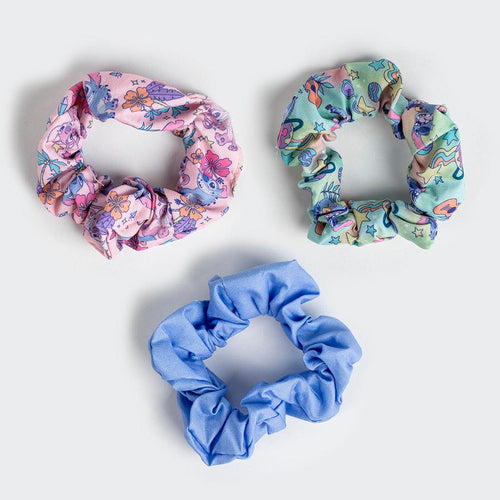 Gros plan sur un chouchou Stitch avec motif du personnage sur fond rose