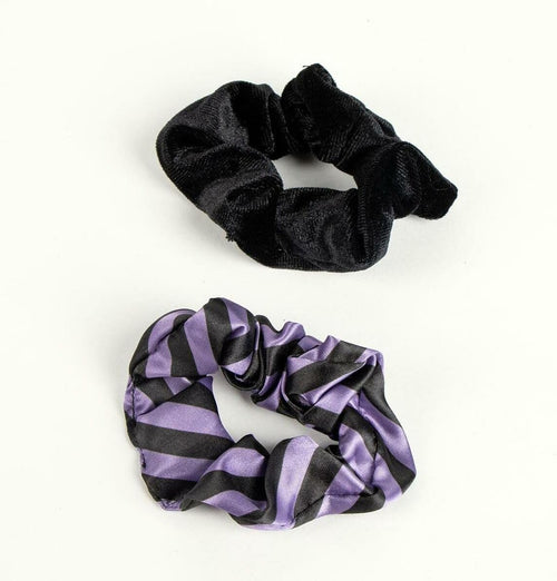 Gros plan sur le motif Wednesday Mercredi Addams et les détails graphiques du sac