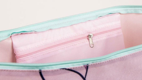 Détail du motif Stitch multicolore sur le sac de plage bleu