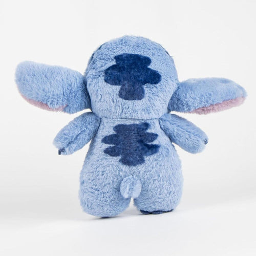Vue rapprochée du visage de Stitch en peluche avec détails brodés