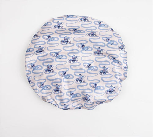 Gros plan sur le personnage Stitch imprimé sur le bonnet de douche jaune