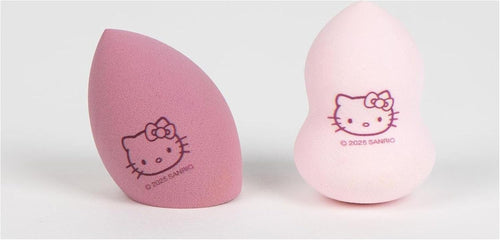 Gros plan sur la texture douce et souple de l’éponge de maquillage Hello Kitty