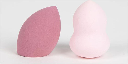 Éponge Hello Kitty montrée de profil mettant en avant sa forme ergonomique