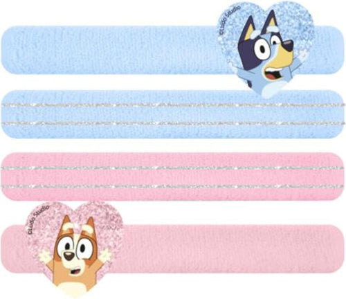 Gros plan sur un élastique Bluey avec cœur décoratif et tissu pastel doux pour les cheveux
