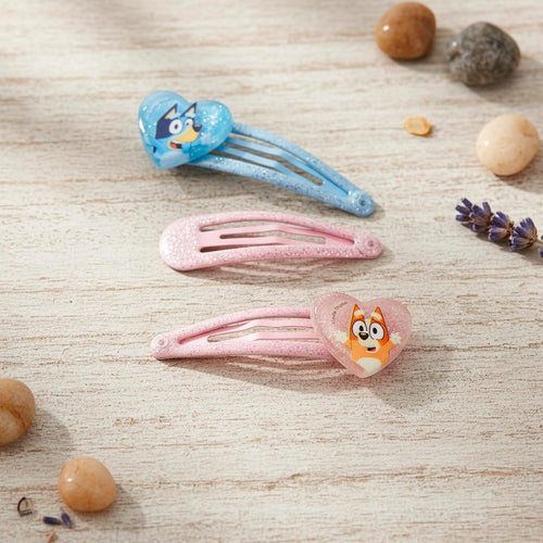 Détail du système de clip métallique des barrettes Bluey pour cheveux d’enfant