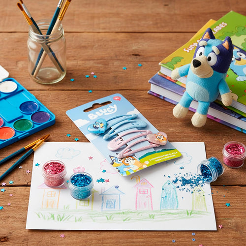 Présentation des barrettes Bluey et Bingo sur fond coloré prêt à offrir