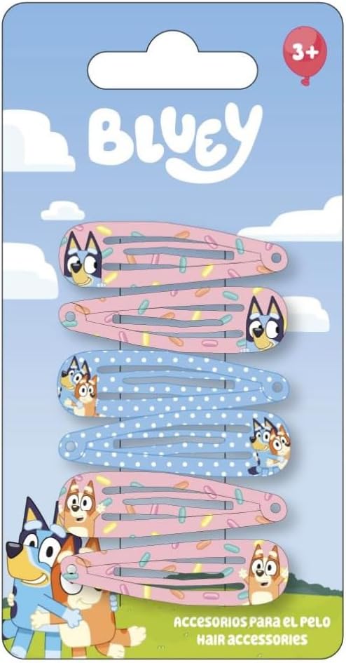 Zoom sur une barrette Bluey montrant les détails colorés du personnage