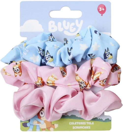 Lot de trois chouchous en tissu Bluey colorés posés côte à côte