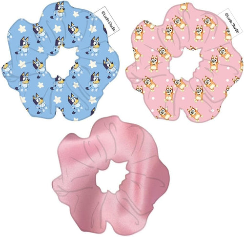 Gros plan sur un chouchou Bluey en tissu montrant le motif et la texture