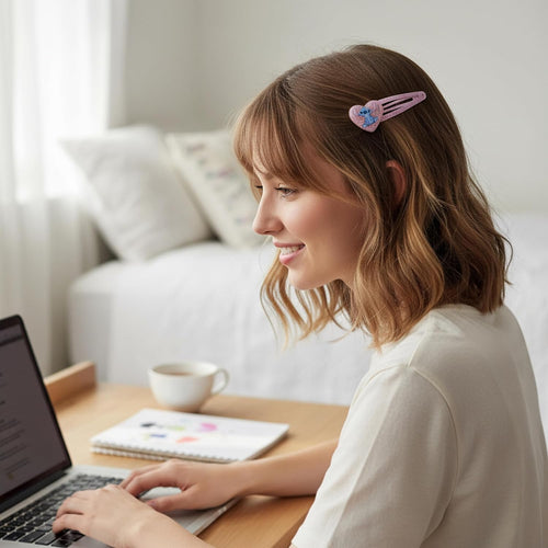 Zoom sur la texture pailletée et les contours métalliques des pinces Stitch et Angel