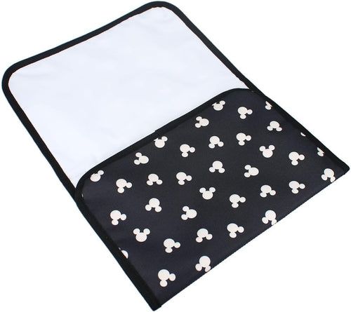 Matelas à langer pliable assorti au sac, déplié pour le change de bébé