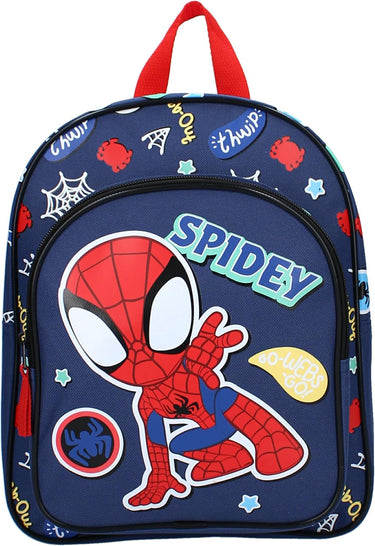 Gros plan sur la poche avant du sac à dos avec Spidey prêt à protéger la ville