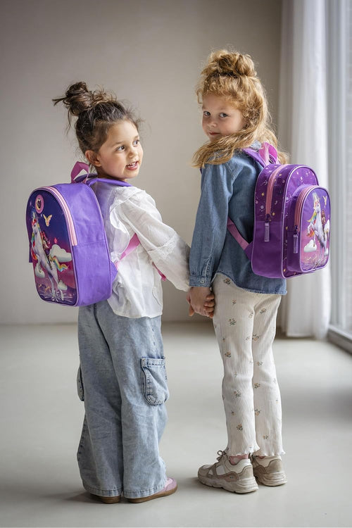Zoom sur la poche avant zippée et les finitions du sac à dos Unicorn Academy