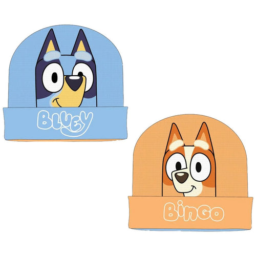 Bonnet tricoté bleu avec broderie Bluey portée par un enfant dehors