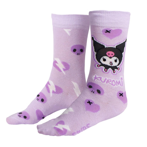 Chaussettes roses Hello Kitty et Kuromi posées à plat sur fond blanc