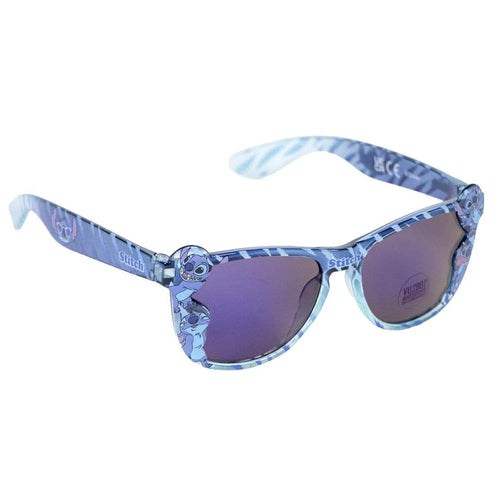 Lunettes de soleil Stitch bleu et noir posées sur fond blanc