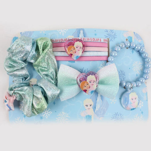 Chouchou vert pailleté et nœud rose posés sur fond blanc