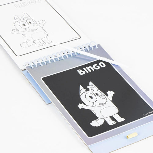 Stylo blanc fixé à une pochette bleu clair assortie au carnet Bluey