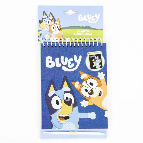 Set de papeterie Bluey complet posé à plat, carnet et stylo