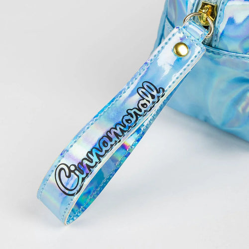 Dragonne dorée accrochée sur la trousse de toilette Cinnamoroll